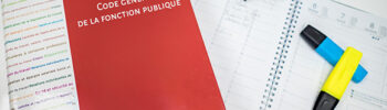le code général de la fonction publique posé sur un bureau avec un agenda et des stylos