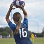 Pratique sportive : comment aider les adolescentes face aux obstacles